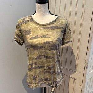 Lucky Brand Green and Tan Camo Knot-Front Tee Size Small